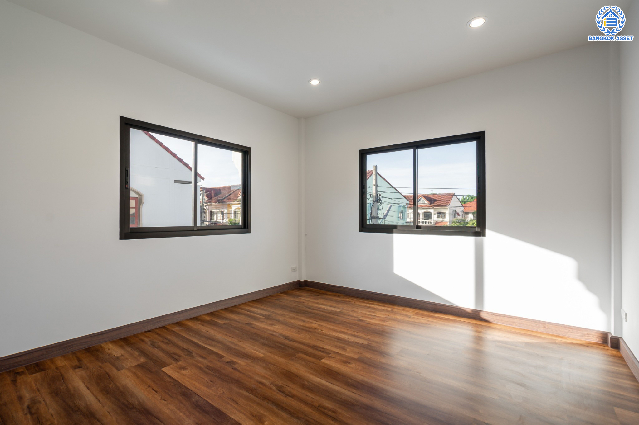 บ้านมือสองตกแต่งใหม่ ม.ซื่อตรง รัตนาธิเบศร์ หลังมุม หน้าโครงการติดรถไฟฟ้า "สถานีไทรม้า"!! เนื้อที่ 34 ตร.ว. ฟังก์ชัน 3 ห้องนอน 3 ห้องน้ำ 1 ห้องอเนกประสงค์ 1 ที่จอดรถ เชื่อมต่อได้หลายเส้นทาง ใกล้ เซ็นทรัลรัตนาธิเบศร์ และทางด่วน "งามวงศ์วาน"